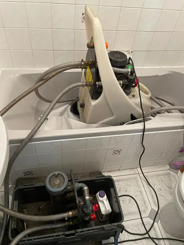 Power flushing machine connected to a heating system
