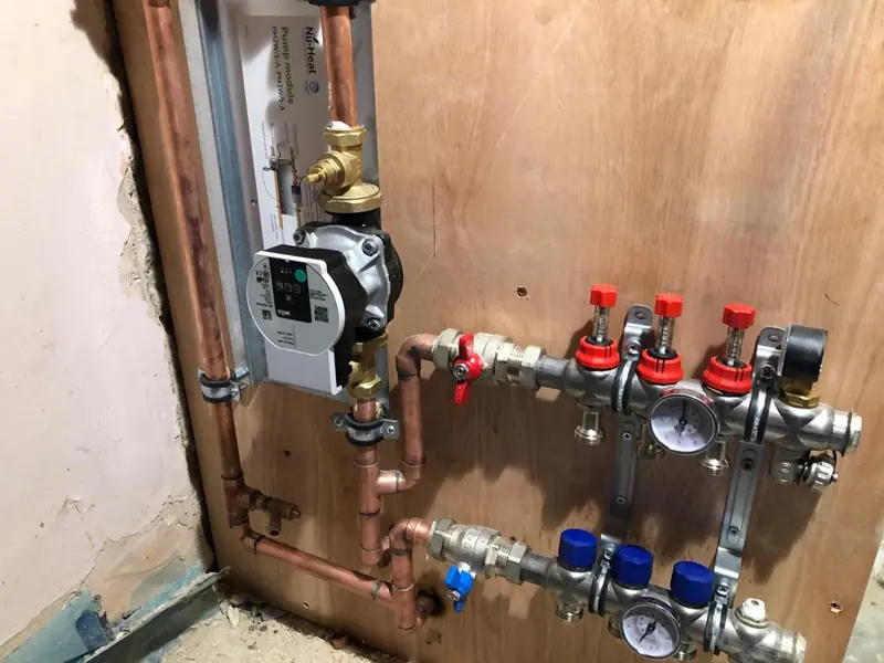 Underfloor heating manifold with flow meters and zone valves
