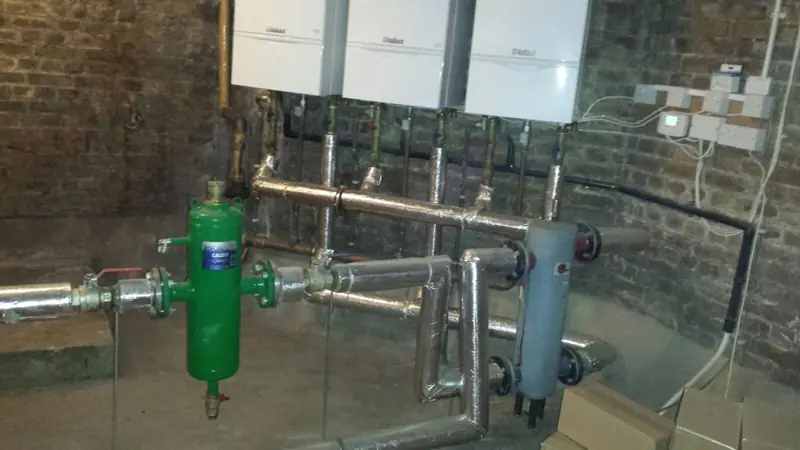 Commercial heating header pipework with a dirt separator