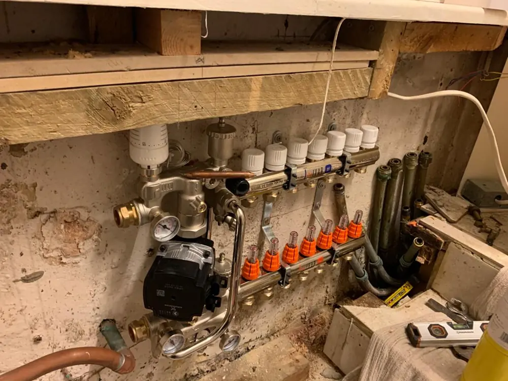 Underfloor heating manifold with pump and zone valves